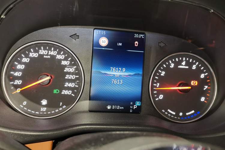 Used Mercedes-Benz Vito 2024 2.0T Business Version 7 Seats Odometer Close Up
