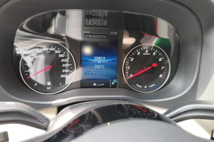 Used Mercedes-Benz Vito 2024 2.0T Elite Version 7 Seats Odometer Close Up