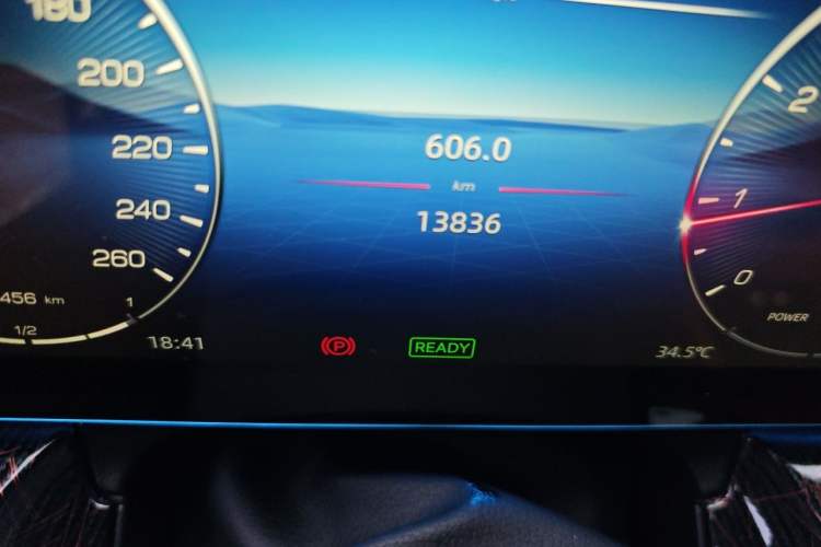 Used Mercedes-Benz Vito 2024 2.0T Elite Version 7 Seats Odometer Close Up