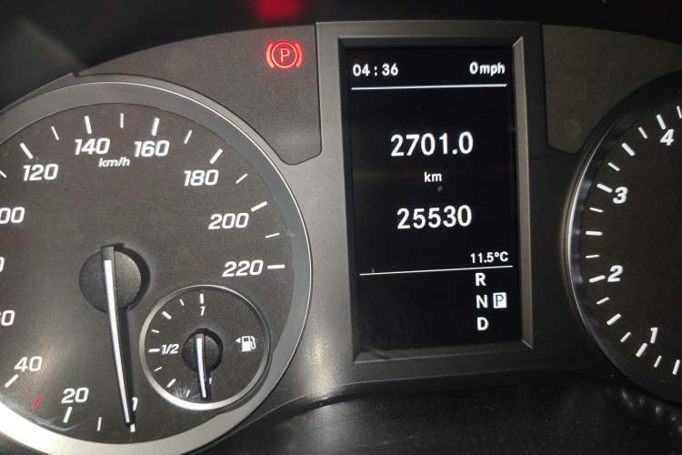 Used Mercedes-Benz Vito 2024 2.0T Business Version 7 Seats Odometer Close Up