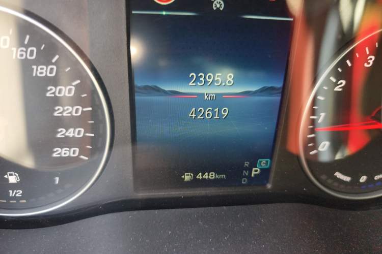 Used Mercedes-Benz Vito 2024 2.0T Business Version 7 Seats Odometer Close Up