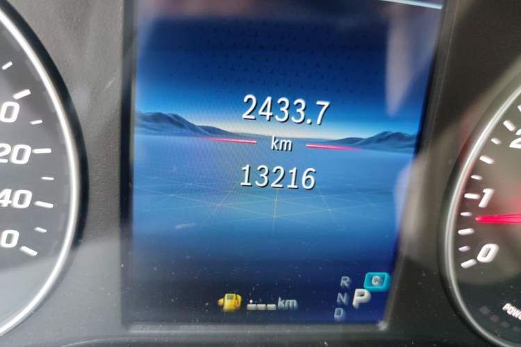 Used Mercedes-Benz Vito 2024 2.0T Elite Version 7 Seats Odometer Close Up