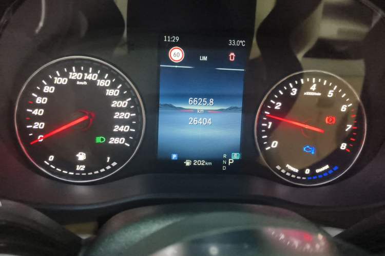 Used Mercedes-Benz Vito 2024 2.0T Business Version 7 Seats Odometer Close Up