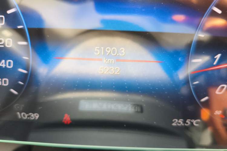 Used Mercedes-Benz Vito 2024 2.0T Business Version 7 Seats Odometer Close Up