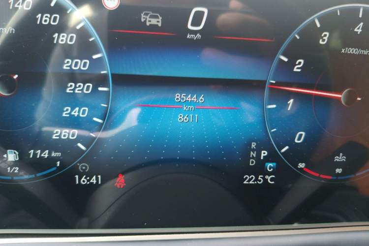 Used Mercedes-Benz Vito 2024 2.0T Elite Version 7 Seats Odometer Close Up