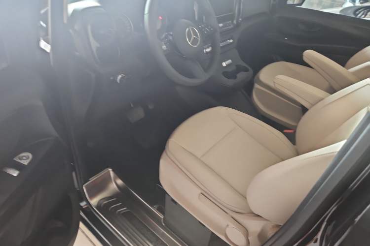 Used Mercedes-Benz Vito 2024 2.0T Elite Version 7 Seats Right Front Seat