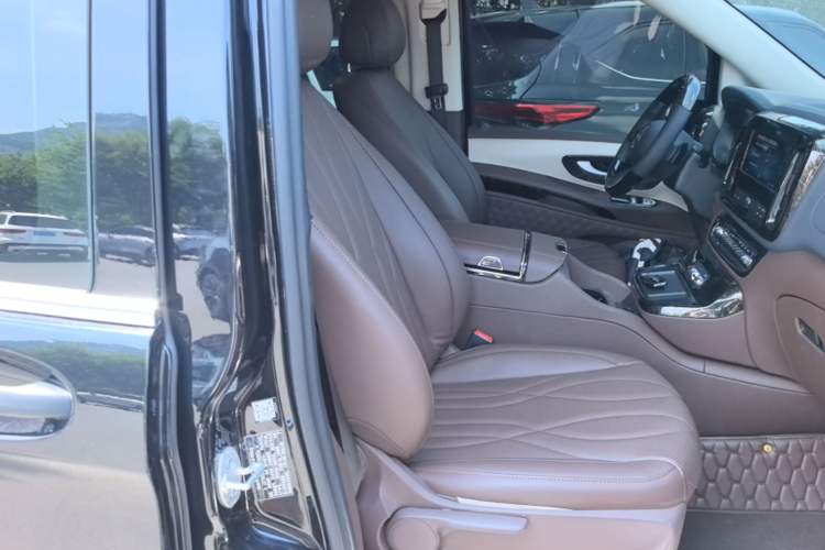 Used Mercedes-Benz Vito 2024 2.0T Elite Version 7 Seats Right Front Seat