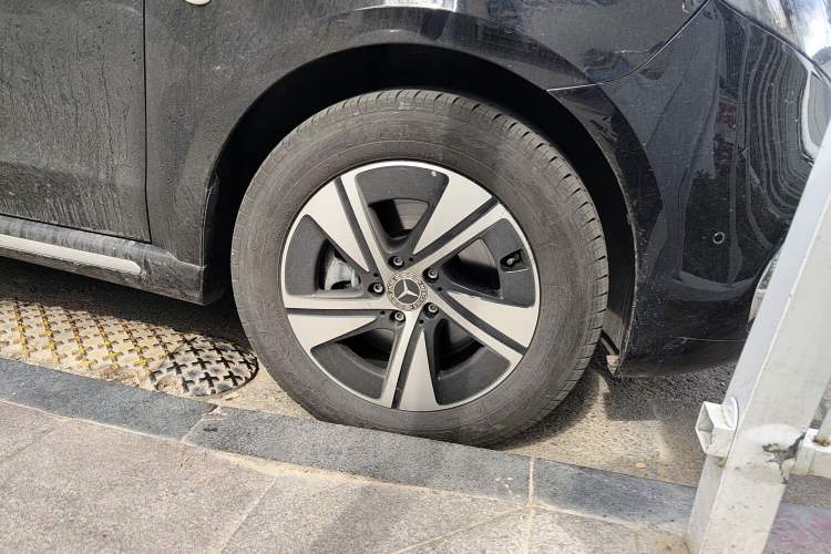 Used Mercedes-Benz Vito 2024 2.0T Elite Version 8 Seats Right Front Wheel Hub