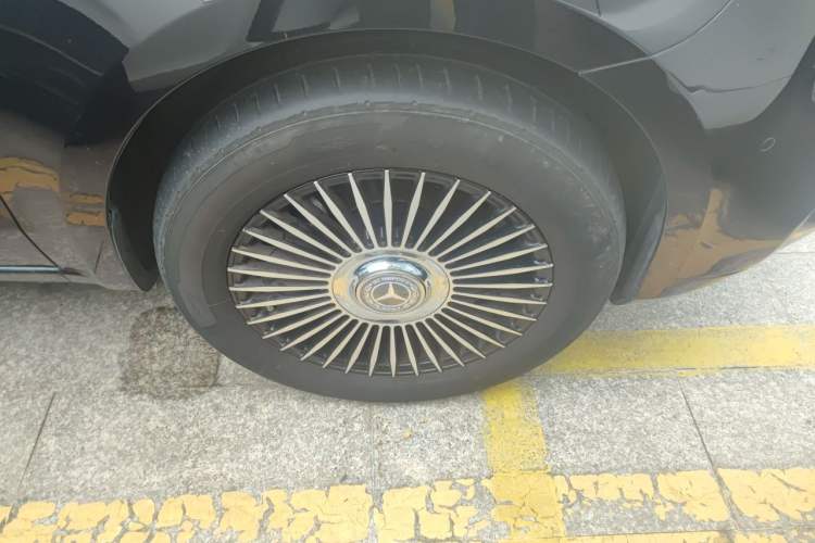 Used Mercedes-Benz Vito 2024 2.0T Elite Version 7 Seats Right Front Wheel Hub
