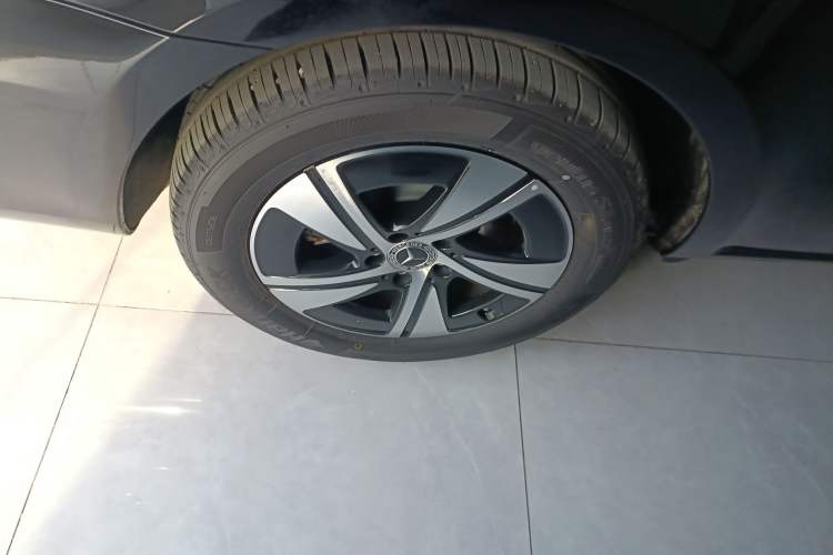 Used Mercedes-Benz Vito 2024 2.0T Elite Version 7 Seats Right Rear Wheel Hub