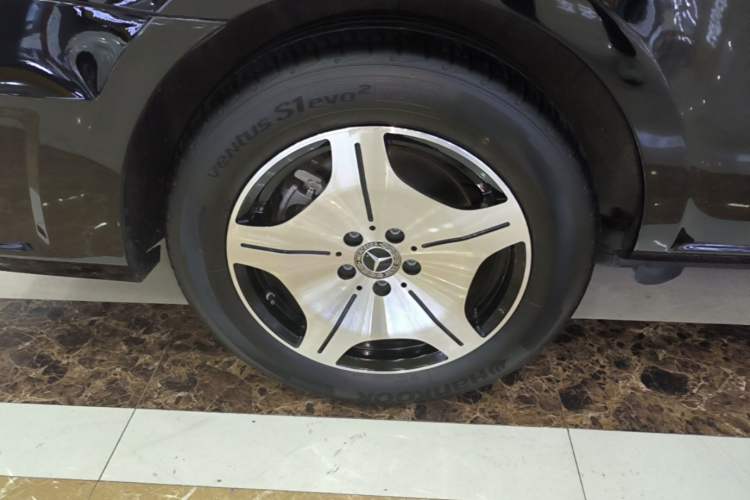 Used Mercedes-Benz Vito 2024 2.0T Elite Version 7 Seats Right Rear Wheel Hub