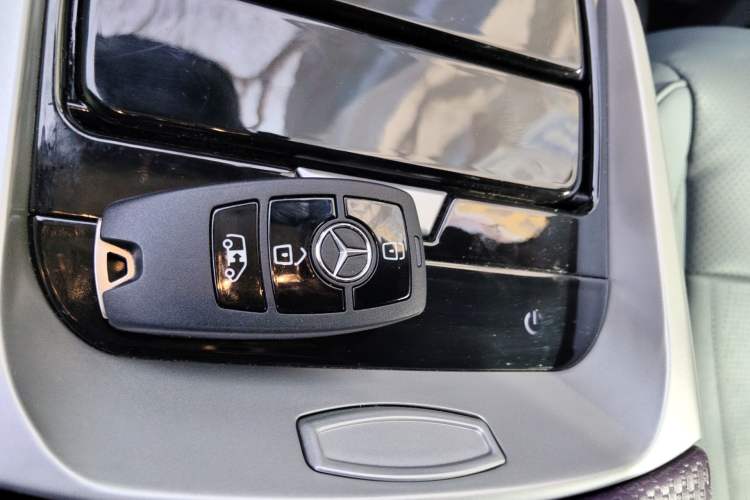Used Mercedes-Benz Vito 2024 2.0T Elite Version 8 Seats Vehicle Key
