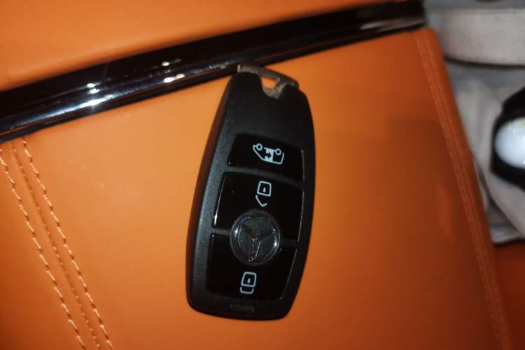 Used Mercedes-Benz Vito 2024 2.0T Elite Version 7 Seats Vehicle Key
