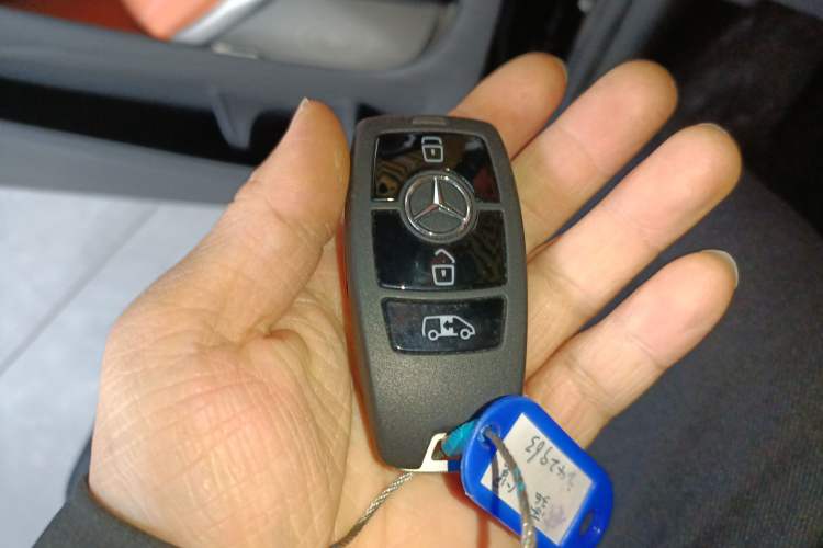 Used Mercedes-Benz Vito 2024 2.0T Elite Version 7 Seats Vehicle Key