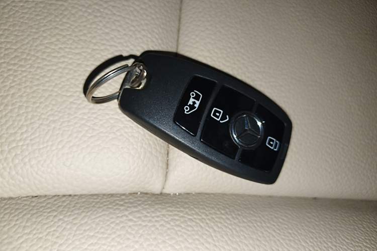 Used Mercedes-Benz Vito 2024 2.0T Elite Version 7 Seats Vehicle Key