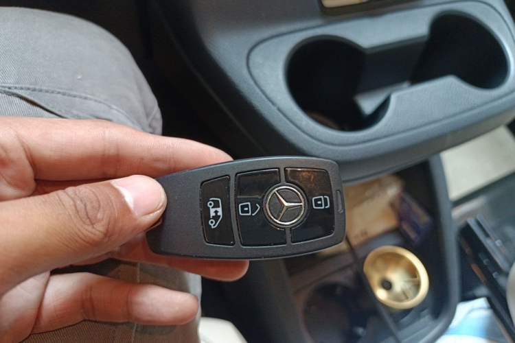 Used Mercedes-Benz Vito 2024 2.0T Business Version 7 Seats Vehicle Key