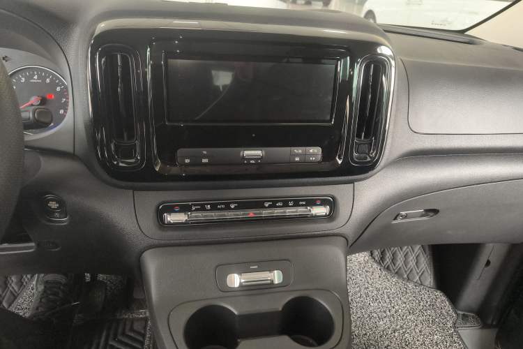 Used Mercedes-Benz Vito 2025 2.0T Elite 7-Seater Audio And AC Panel