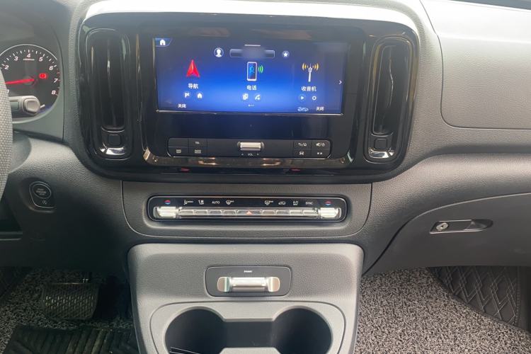 Used Mercedes-Benz Vito 2025 2.0T Elite 7-Seater Audio And AC Panel