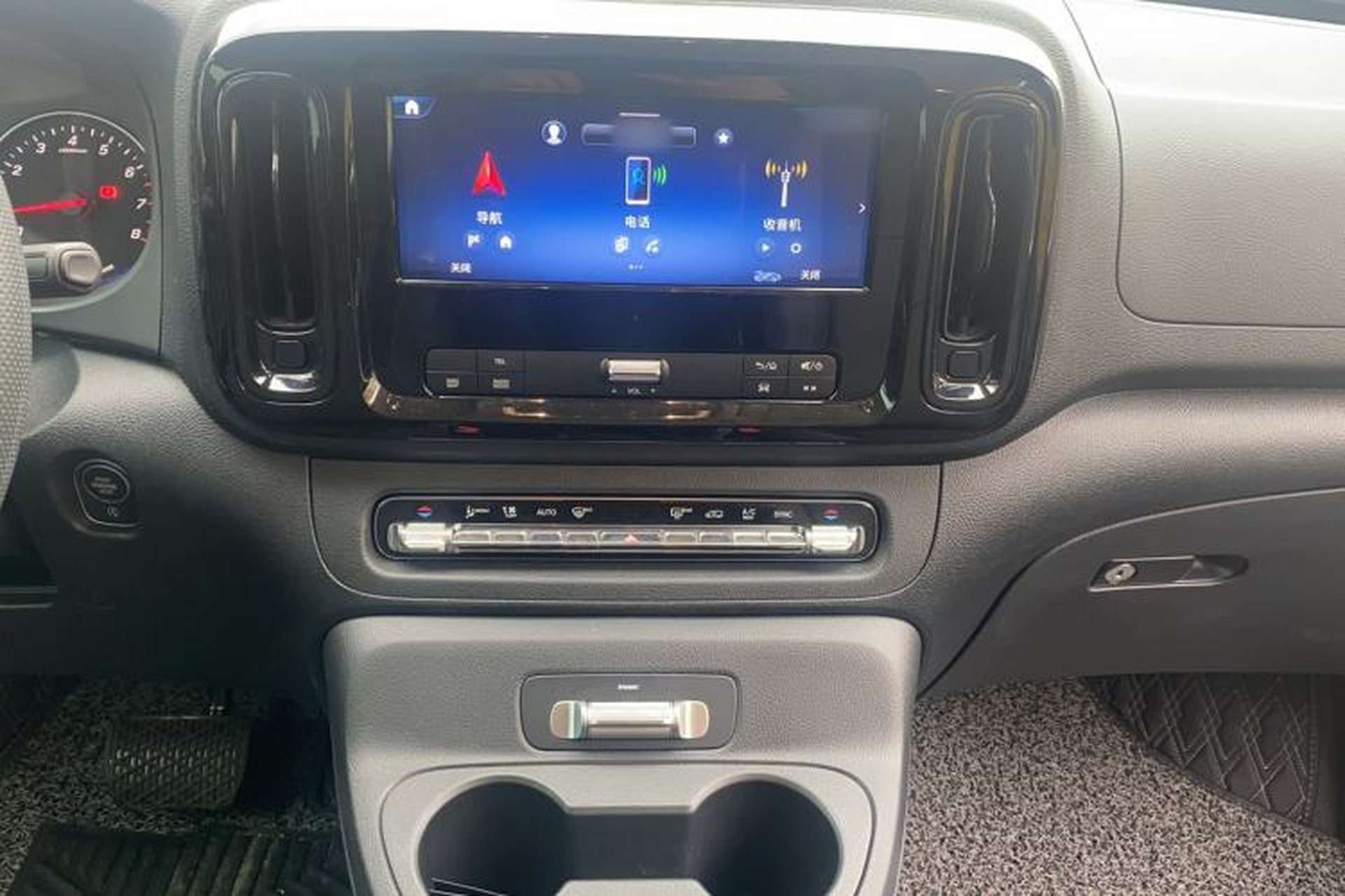 Used Mercedes-Benz Vito 2025 2.0T Elite 7-Seater Audio And AC Panel
