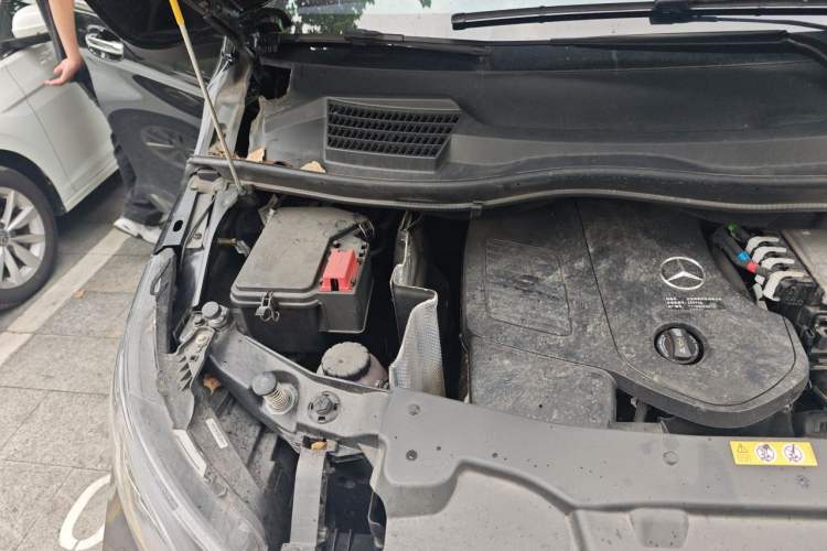Used Mercedes-Benz Vito 2025 2.0T Elite 7-Seater Engine Bay Right
