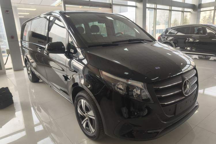 Used Mercedes-Benz Vito 2025 2.0T Elite 7-Seater Front Right 45 Deg
