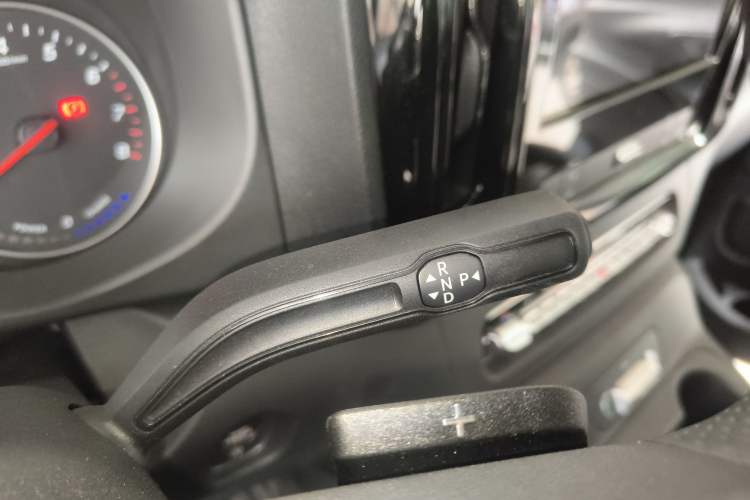 Used Mercedes-Benz Vito 2025 2.0T Elite 7-Seater Gear Lever