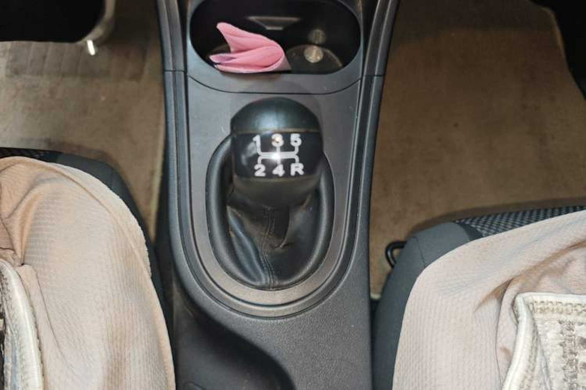 Used MG 3 2011 1.3L Manual Comfort Edition Gear Lever