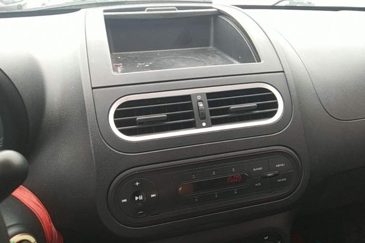 Used MG 3 2011 1.3L AMT Comfort Edition Audio And AC Panel