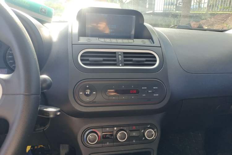 Used MG 3 2012 1.5L Manual Fashion Edition Audio And AC Panel