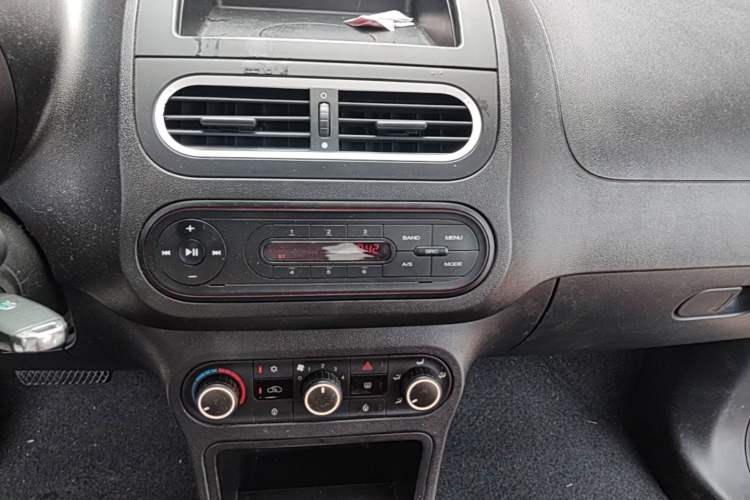 Used MG 3 2013 1.3L AMT Comfort Edition Audio And AC Panel
