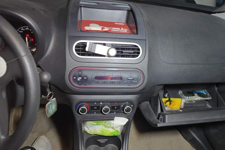 Used MG 3 2013 1.3L AMT Comfort Edition Audio And AC Panel
