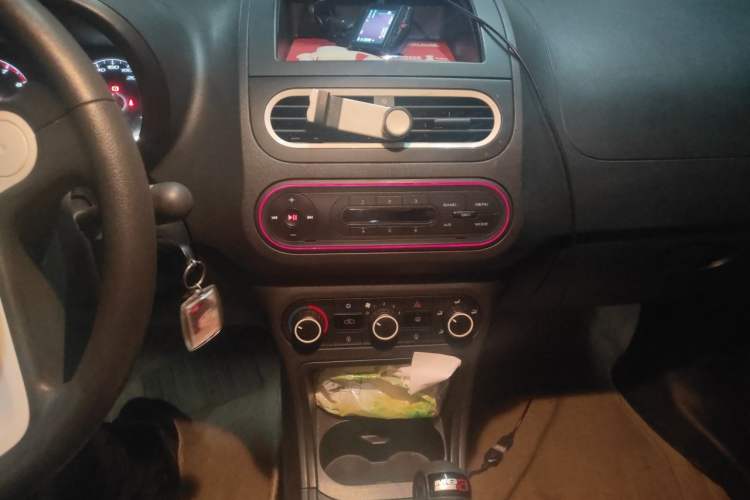 Used MG 3 2013 1.3L AMT Comfort Edition Audio And AC Panel