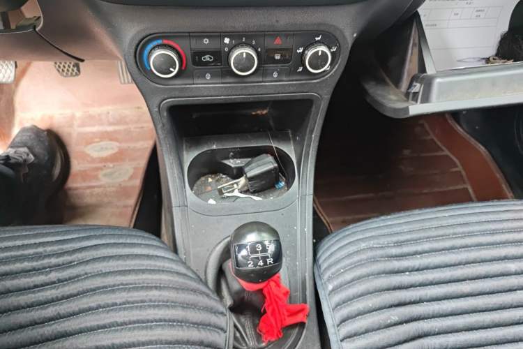 Used MG 3 2013 1.3L Manual Comfort Edition Gear Lever