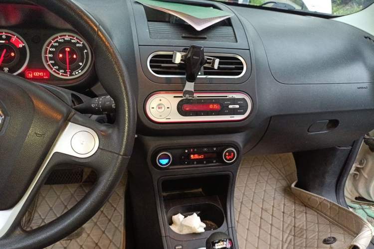 Used MG 3 2014 1.5L AMT Elite Edition Audio And AC Panel