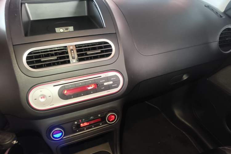 Used MG 3 2014 1.5L AMT Elite Edition Audio And AC Panel