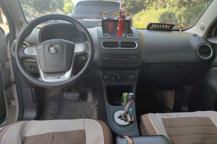 Used MG 3 2014 1.3L AMT Comfort Edition Center Console