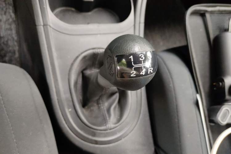 Used MG 3 2014 1.3L Manual Comfort Edition Gear Lever