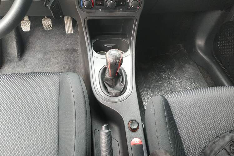 Used MG 3 2014 1.3L Manual Comfort Edition Gear Lever
