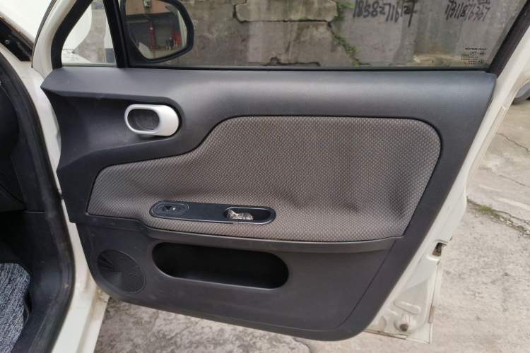 Used MG 3 2014 1.5L AMT Elite Edition Right Front Door Interior