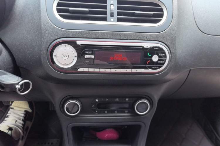 Used MG 3 2014 1.5L AMT Luxury Edition Audio And AC Panel