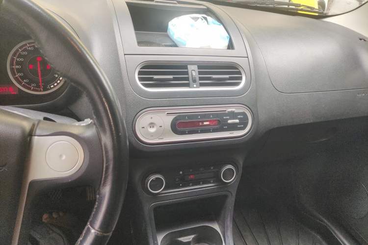 Used MG 3 2014 1.5L Manual Elite Edition Audio And AC Panel