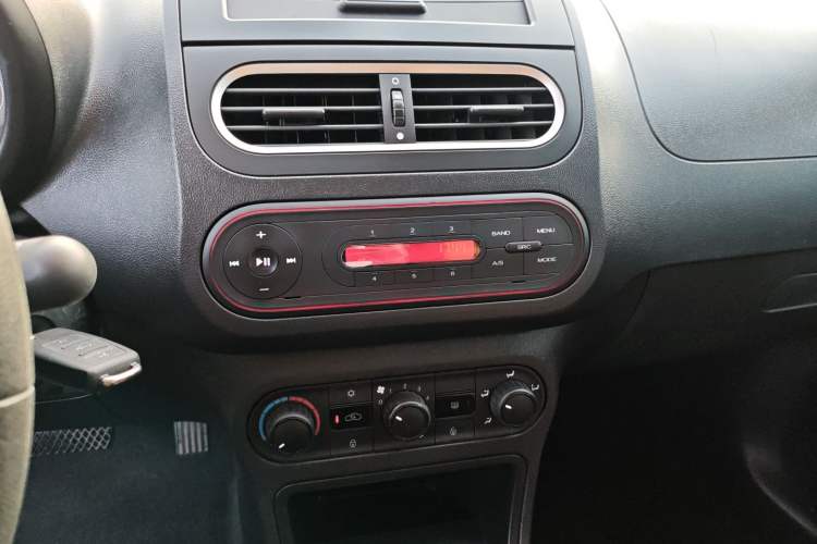 Used MG 3 2016 1.3L AMT Comfort Edition Audio And AC Panel