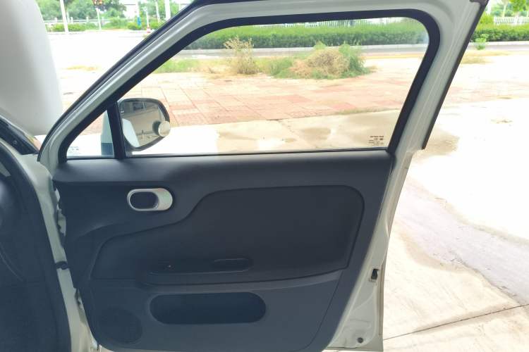 Used MG 3 2016 1.3L AMT Comfort Edition Right Front Door Interior