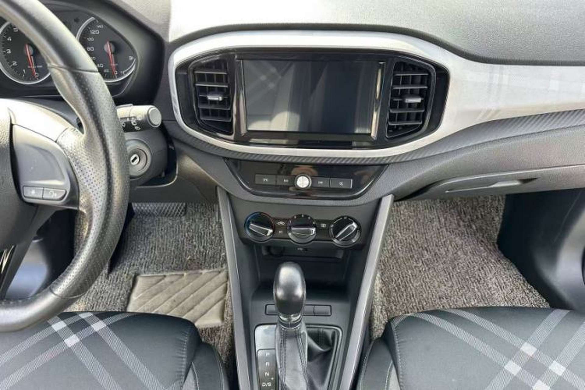 Used MG 3 2017 1.5L Automatic Smart Connect Elite Edition Interior 4