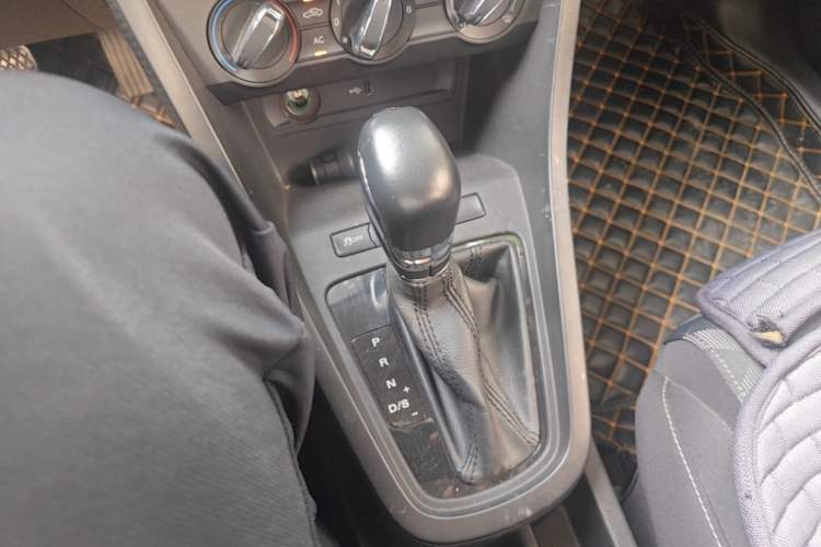 Used MG 3 2017 1.5L Automatic Smart Connect Luxury Edition Gear Lever