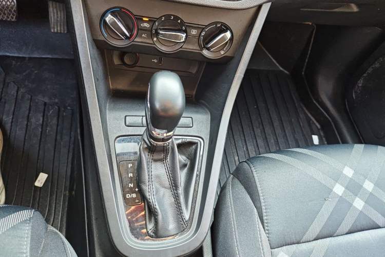 Used MG 3 2017 1.5L Automatic Smart Connect Elite Edition Gear Lever