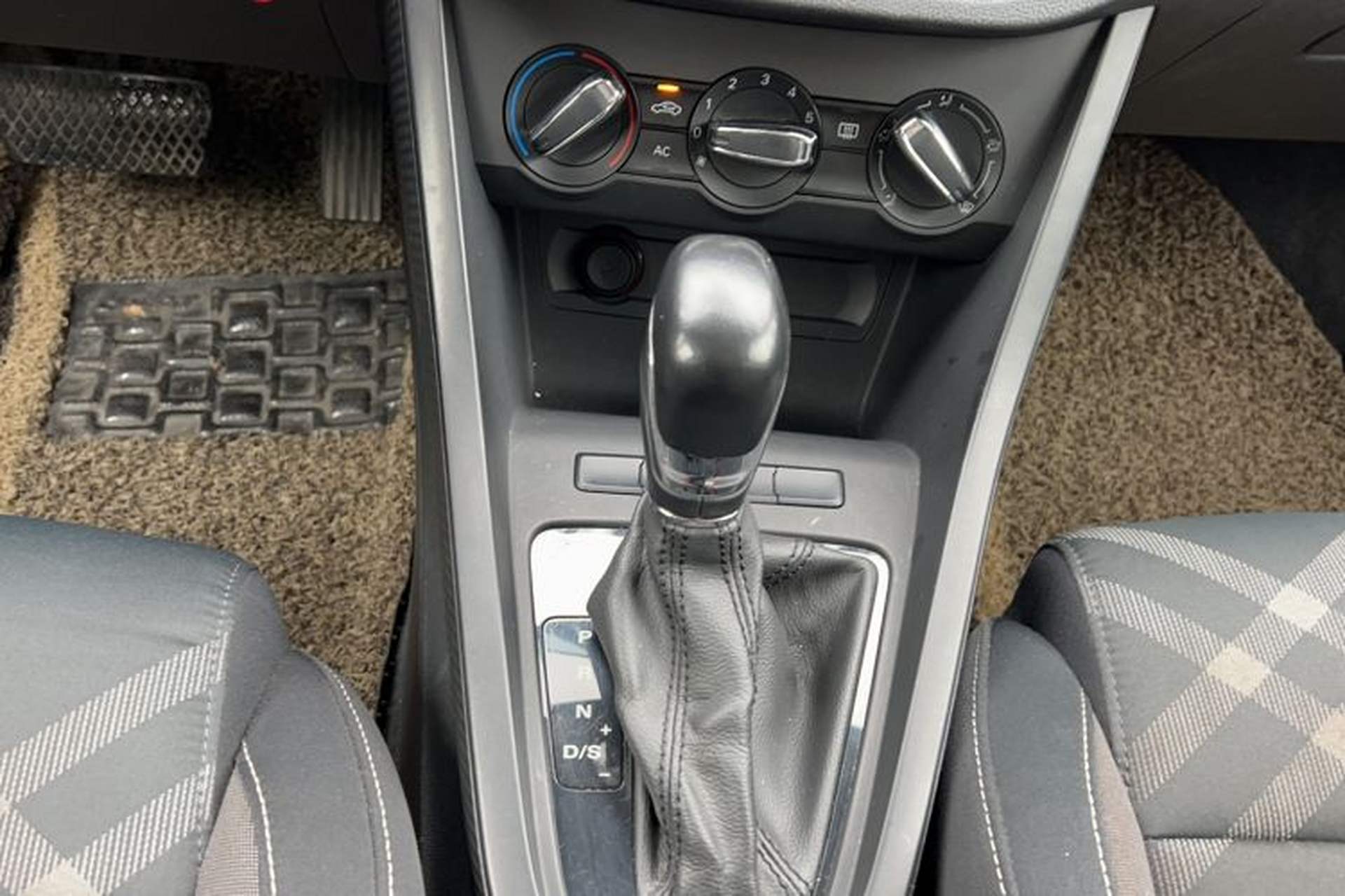 Used MG 3 2017 1.5L Automatic Smart Connect Elite Edition Gear Lever