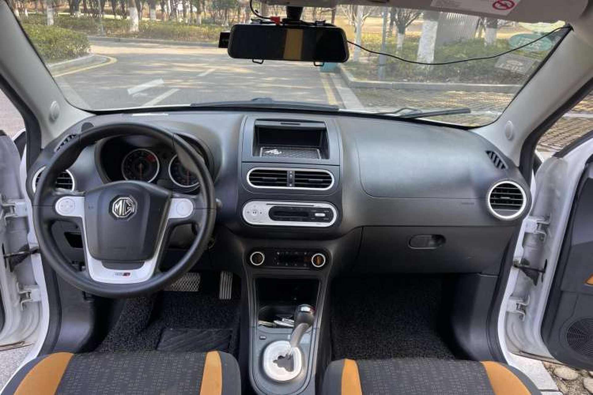 Used MG 3SW 2015 1.5L AMT Elite Model Center Console