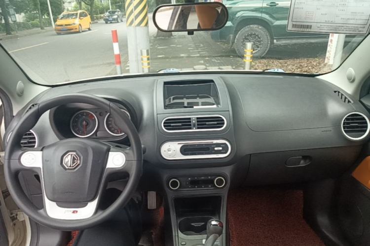 Used MG 3SW 2015 1.5L AMT Elite Model Center Console