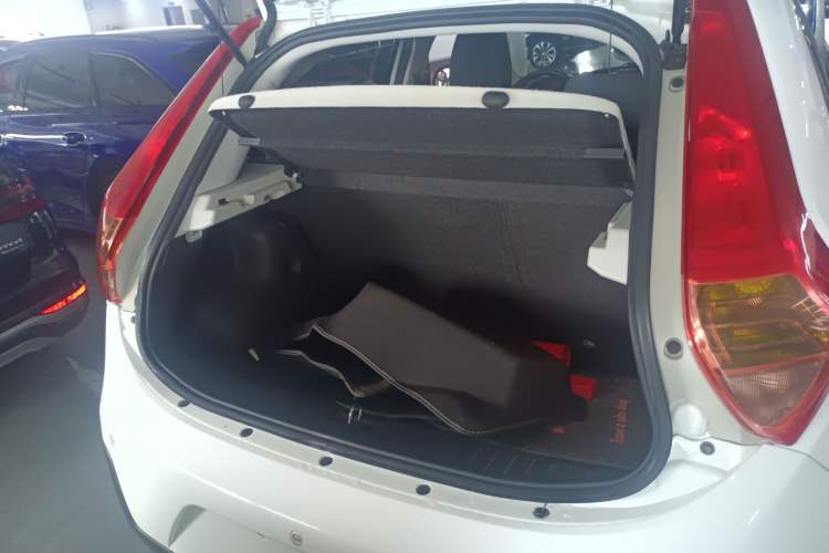 Used MG 3SW 2015 1.5L AMT Elite Model Trunk